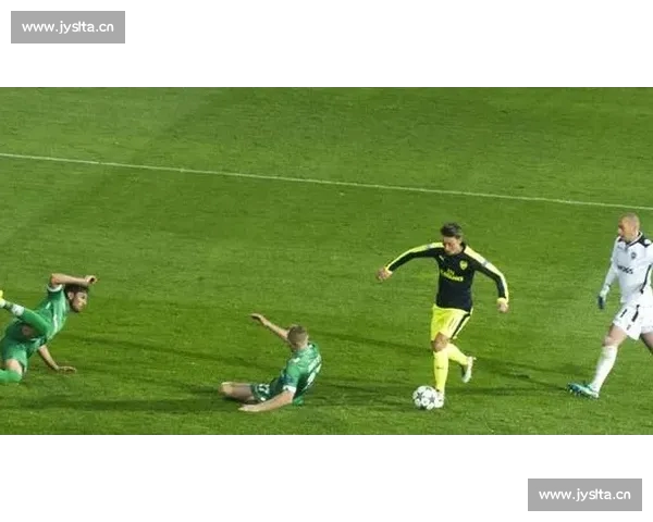 精彩绝伦的逆转胜利 足球比赛结果引发球迷热议 与传统强队的较量充满悬念